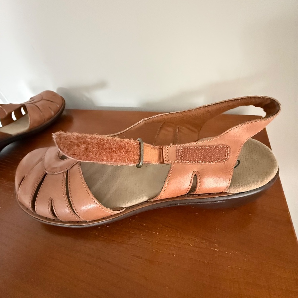 Clarks Bendables Leather Sandals Tan Closed Toe Size 9 - Picture 2 of 13